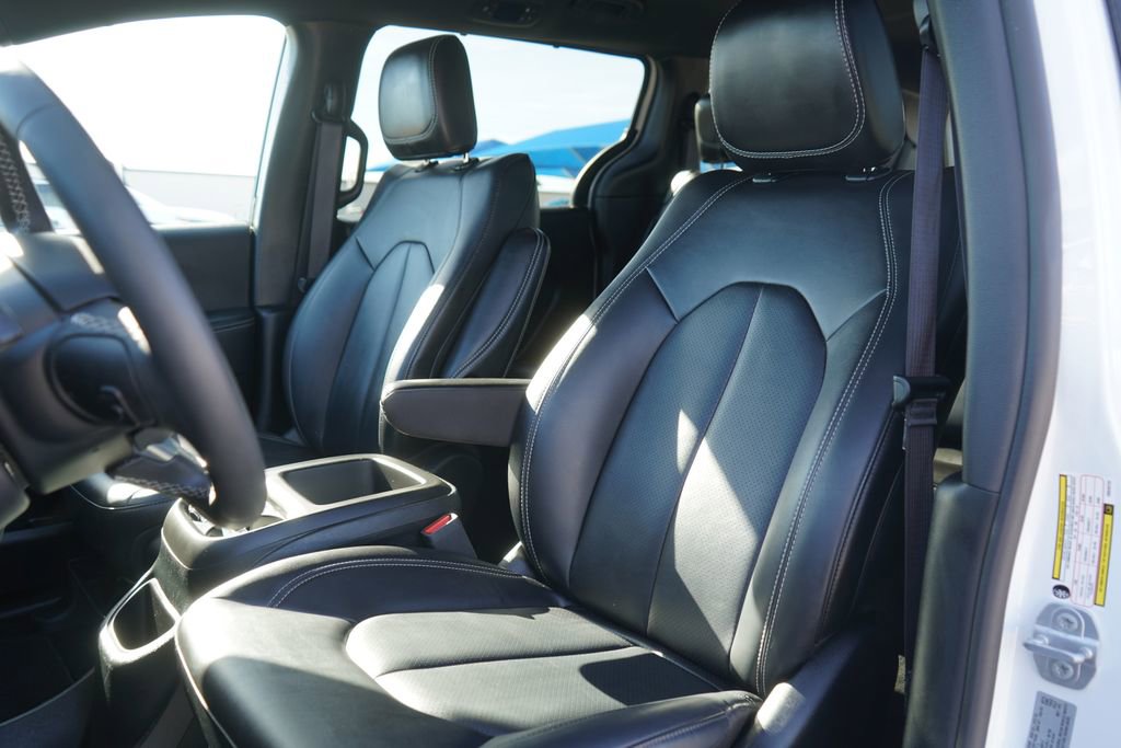 Used 2025 Chrysler Pacifica Select FWD image 17