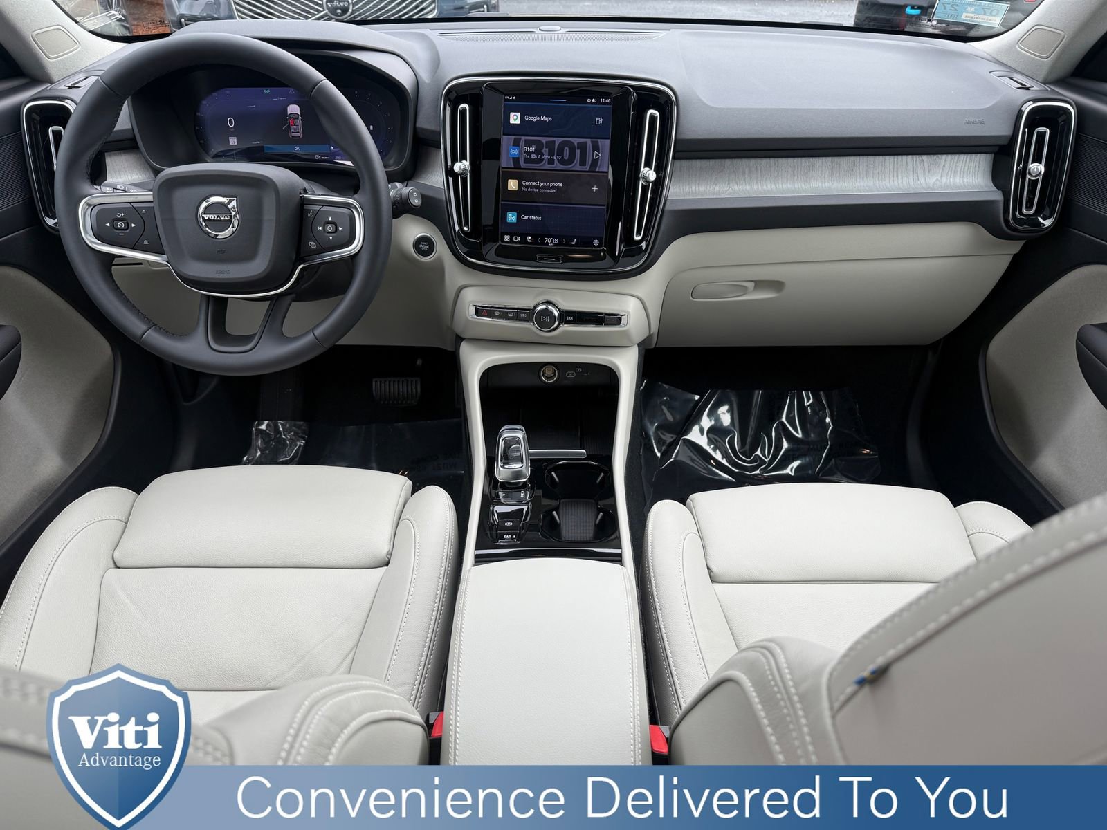 Used 2023 Volvo XC40 B5 Plus image 2