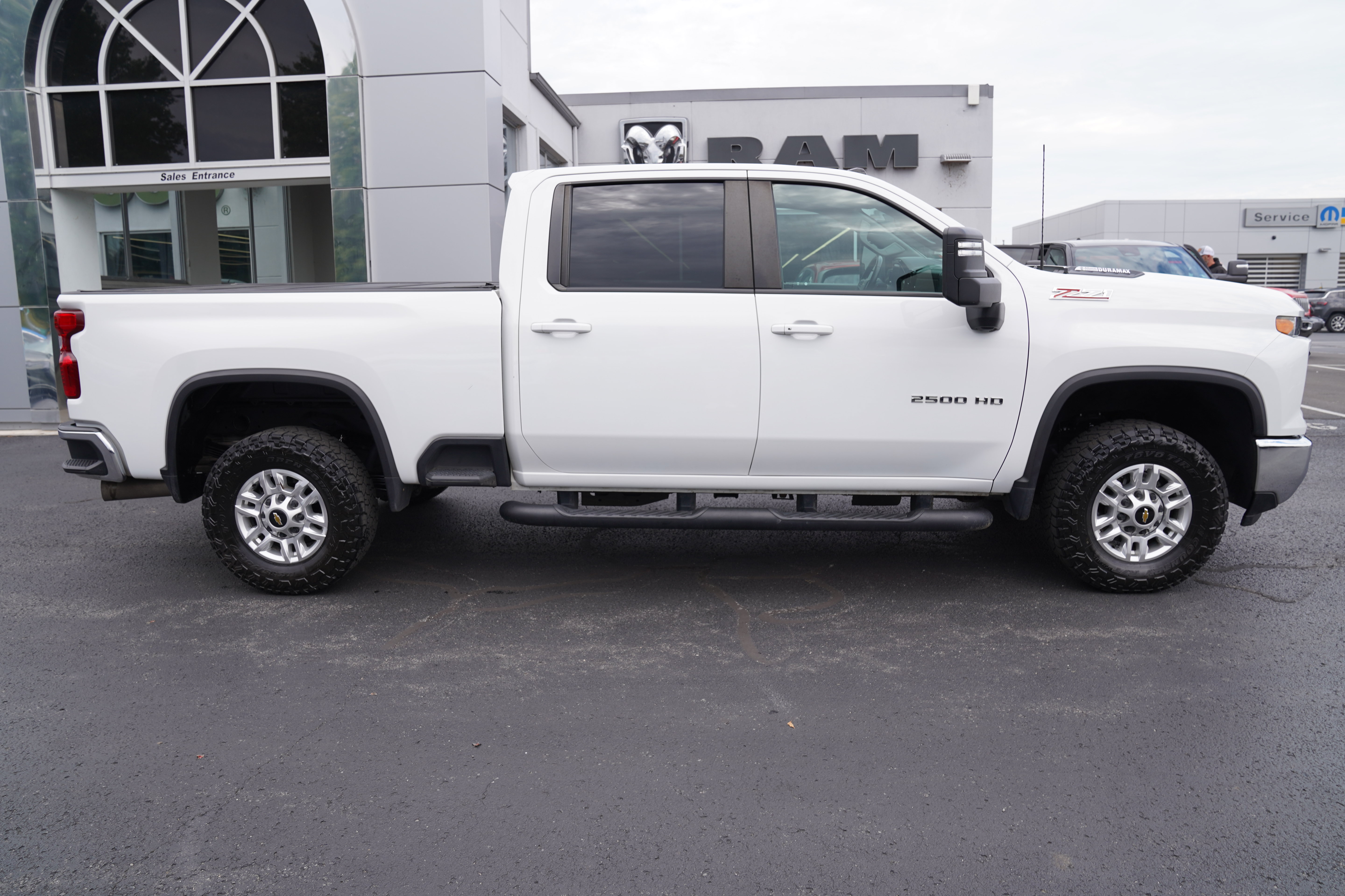 Used 2024 Chevrolet Silverado 2500 LT w/ Convenience Package AWD/4WD image 2