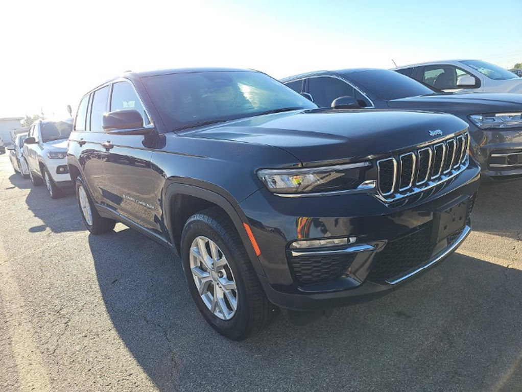 Used 2023 Jeep Grand Cherokee Limited AWD/4WD image 3