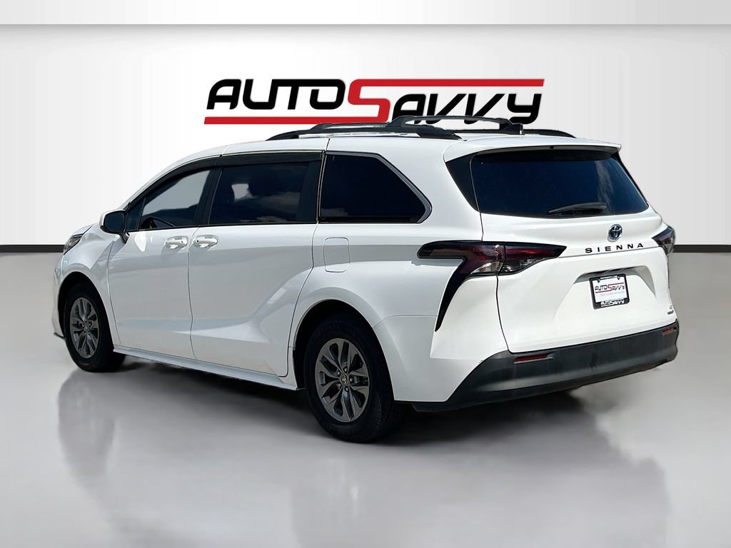 Used 2023 Toyota Sienna LE FWD image 5