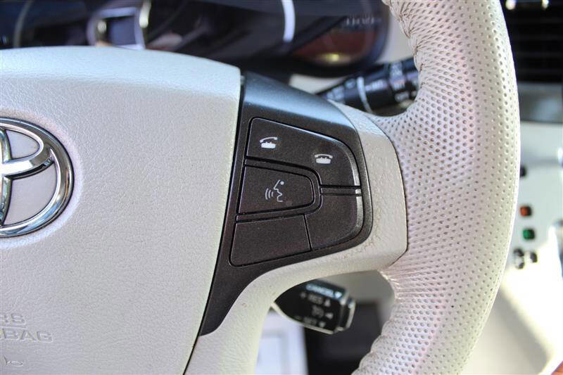 Used 2013 Toyota Sienna XLE w/ Entertainment Pkg FWD image 17