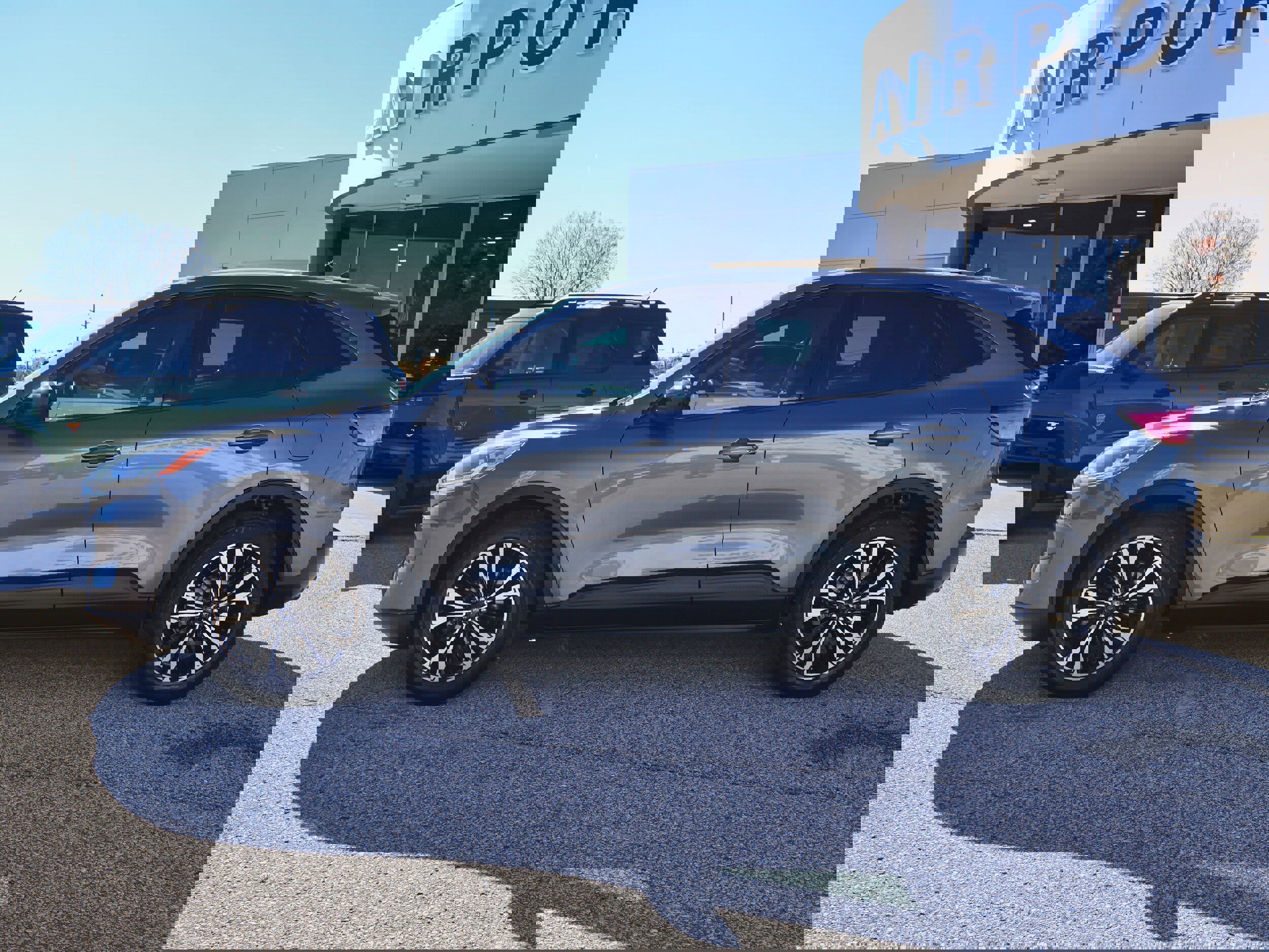 Used 2022 Ford Escape SE w/ SE Sport Appearance Package image 2