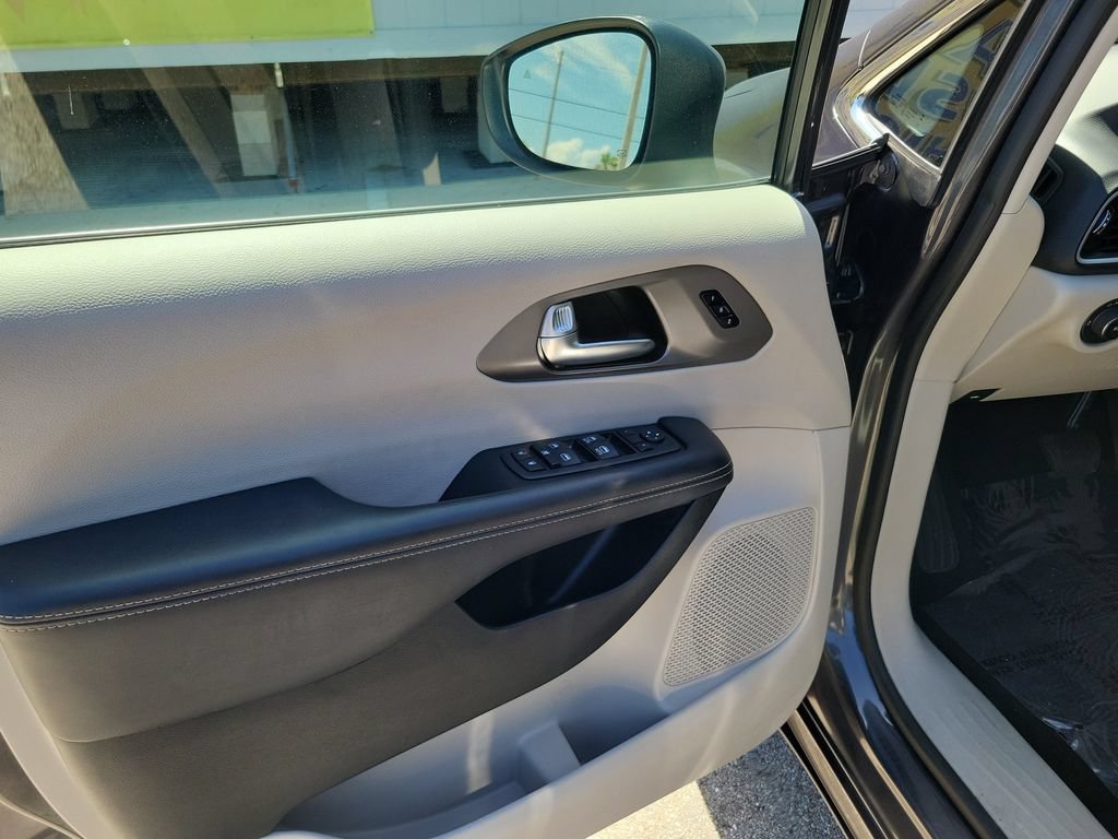 Used 2023 Chrysler Pacifica Touring-L FWD image 18