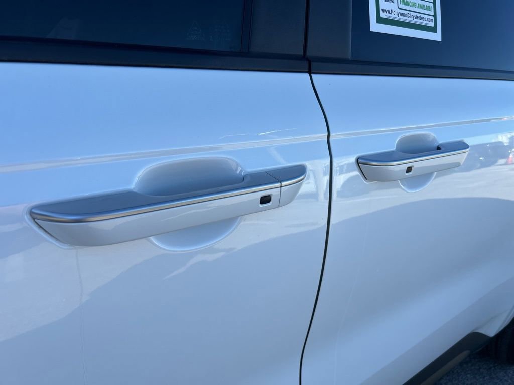 Used 2023 Kia Carnival EX image 21