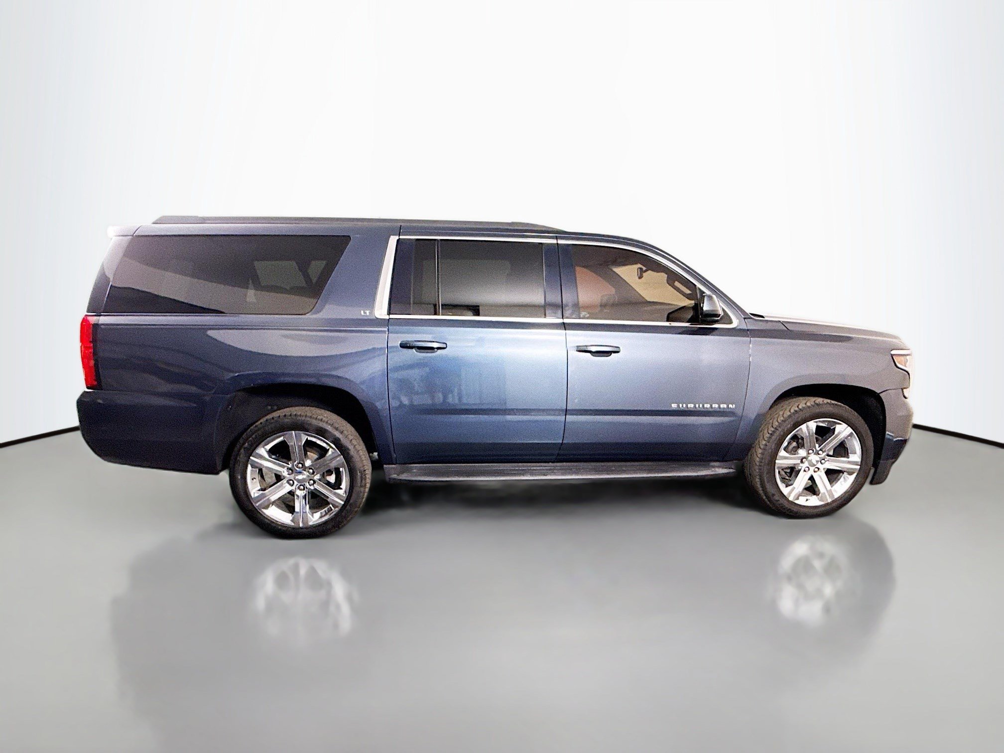 Used 2020 Chevrolet Suburban LT w/ Luxury Package RWD image 11