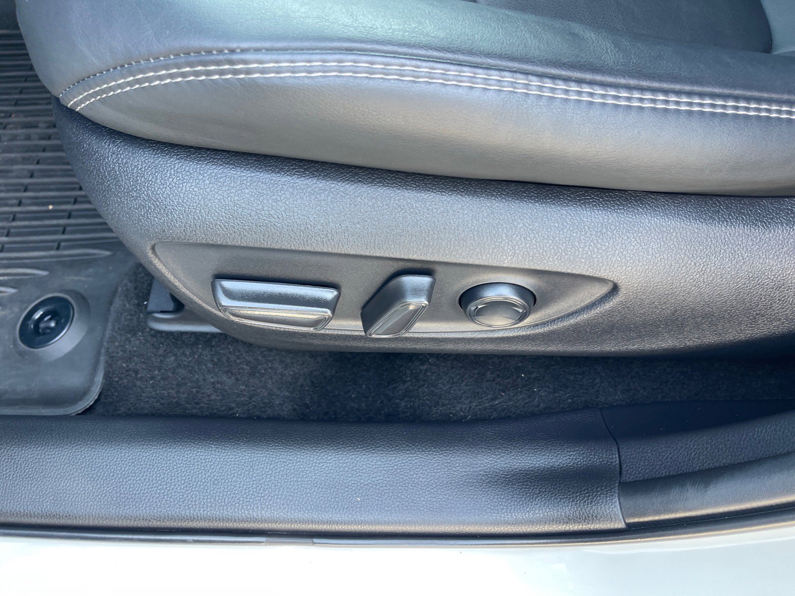 Used 2022 Toyota RAV4 XLE Premium image 9