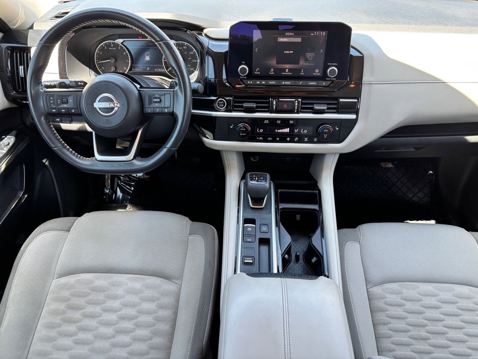 Used 2022 Nissan Pathfinder SV w/ SV Premium Package FWD image 12