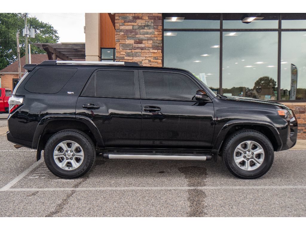 Used 2022 Toyota 4Runner SR5 Premium w/ Moonroof Package AWD/4WD image 2