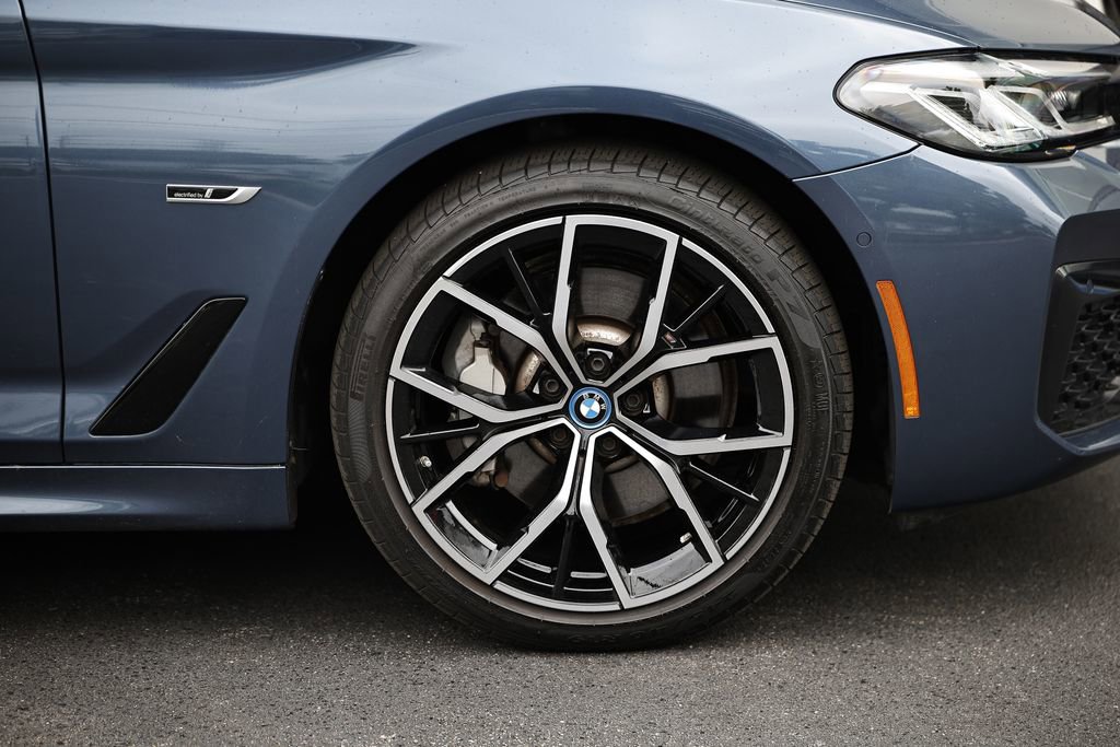 Used 2023 BMW 530e xDrive w/ M Sport Package AWD/4WD image 5