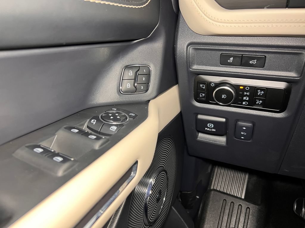 Used 2024 Ford Expedition Max Platinum AWD/4WD image 17