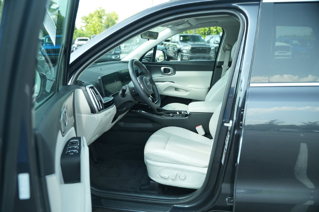 Used 2025 Kia Sorento S w/ Panoramic Sunroof Package FWD image 16