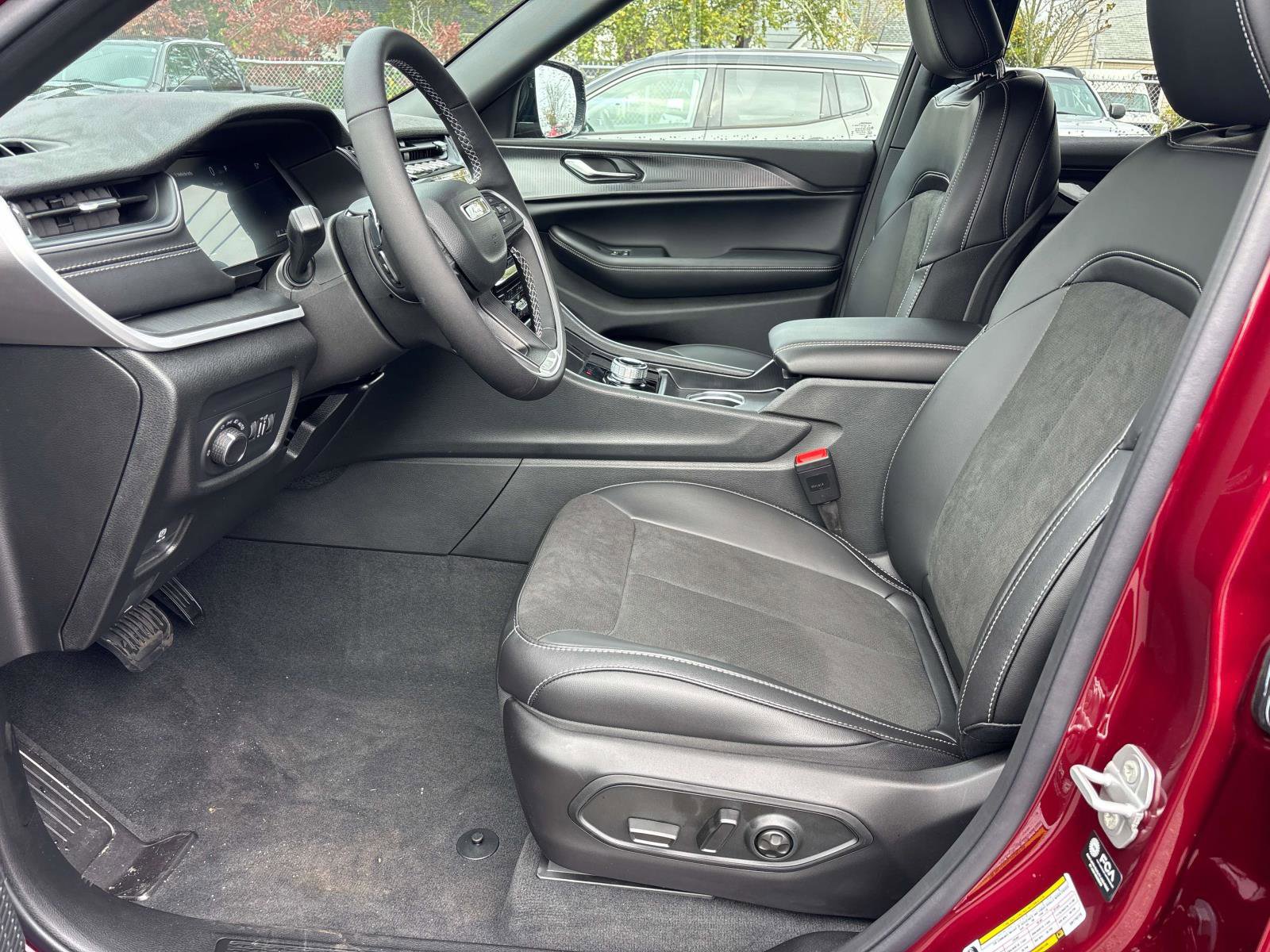 New 2025 Jeep Grand Cherokee L Laredo image 6