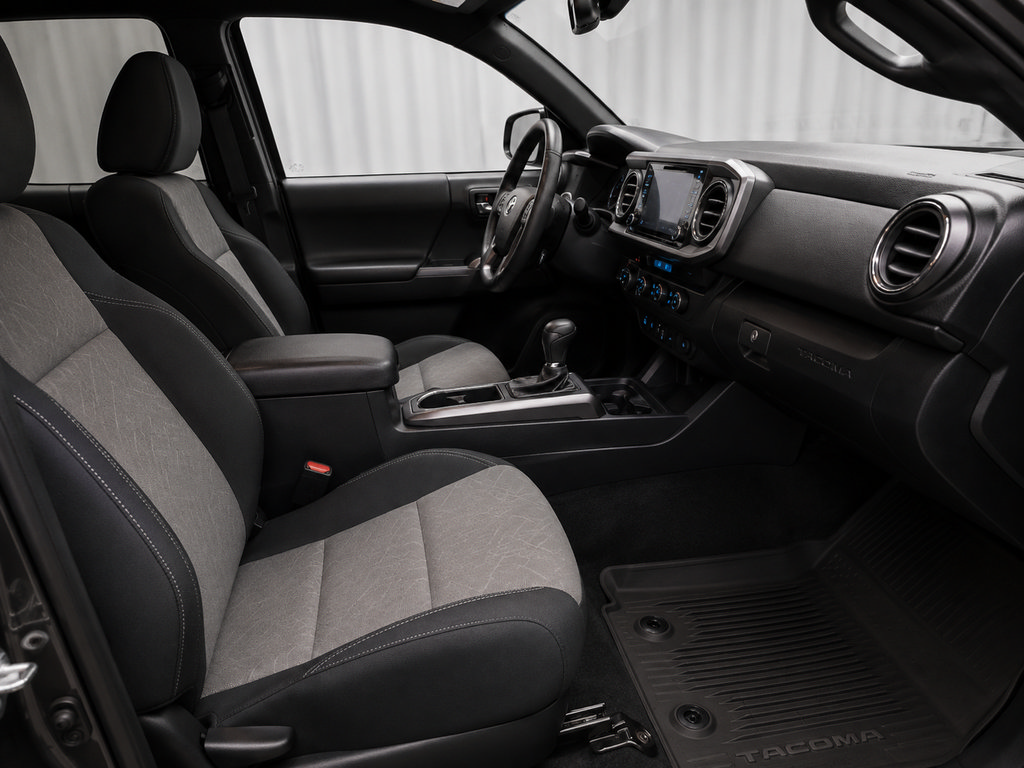 Used 2023 Toyota Tacoma TRD Off-Road w/ Technology Package AWD/4WD image 7
