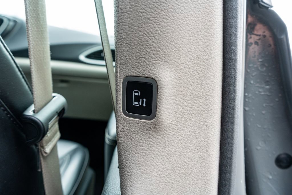 Used 2023 Chrysler Pacifica Touring-L image 20