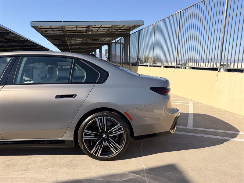 Used 2023 BMW i7 xDrive60 w/ Parking Assistance Package AWD/4WD image 11