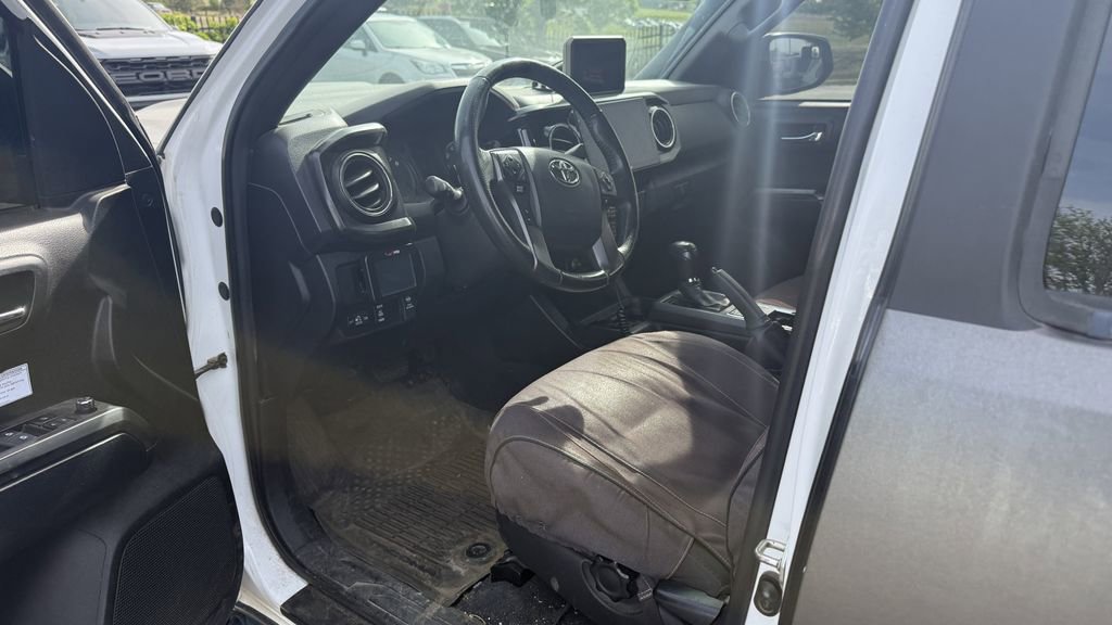 Used 2016 Toyota Tacoma TRD Off-Road w/ Premium & Technology Package AWD/4WD image 3