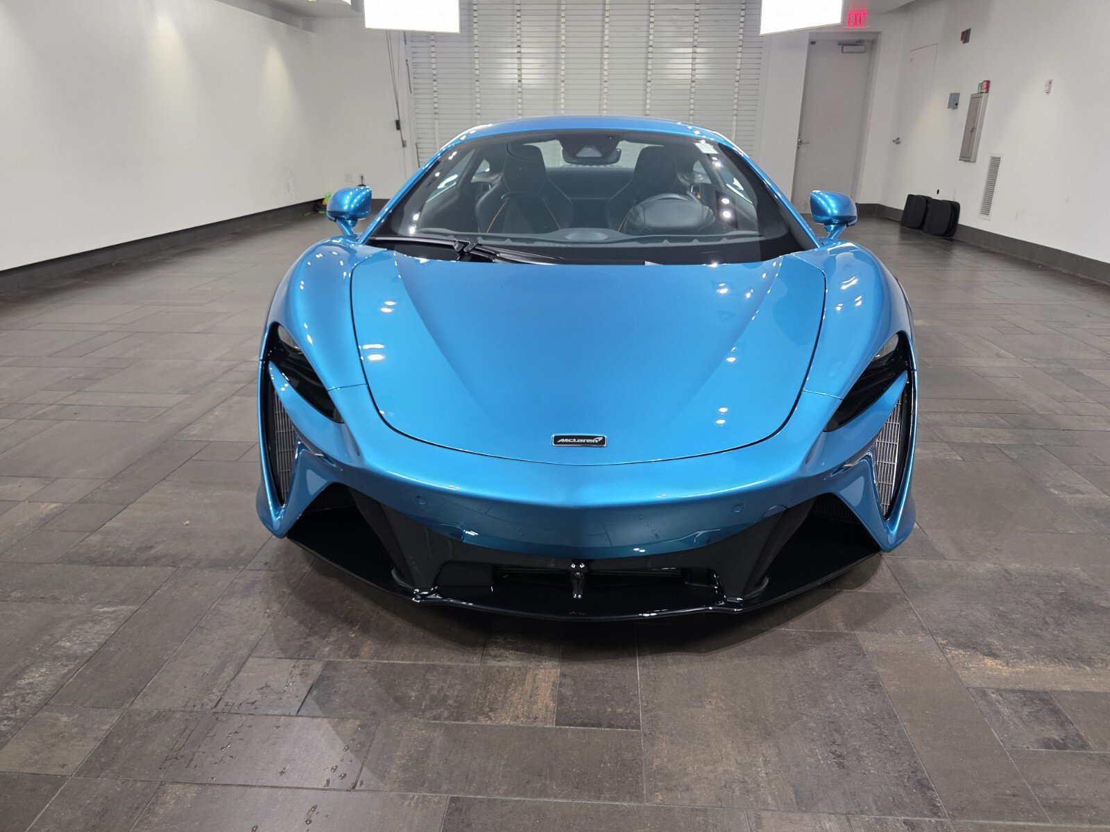 Used 2023 McLaren Artura RWD image 2