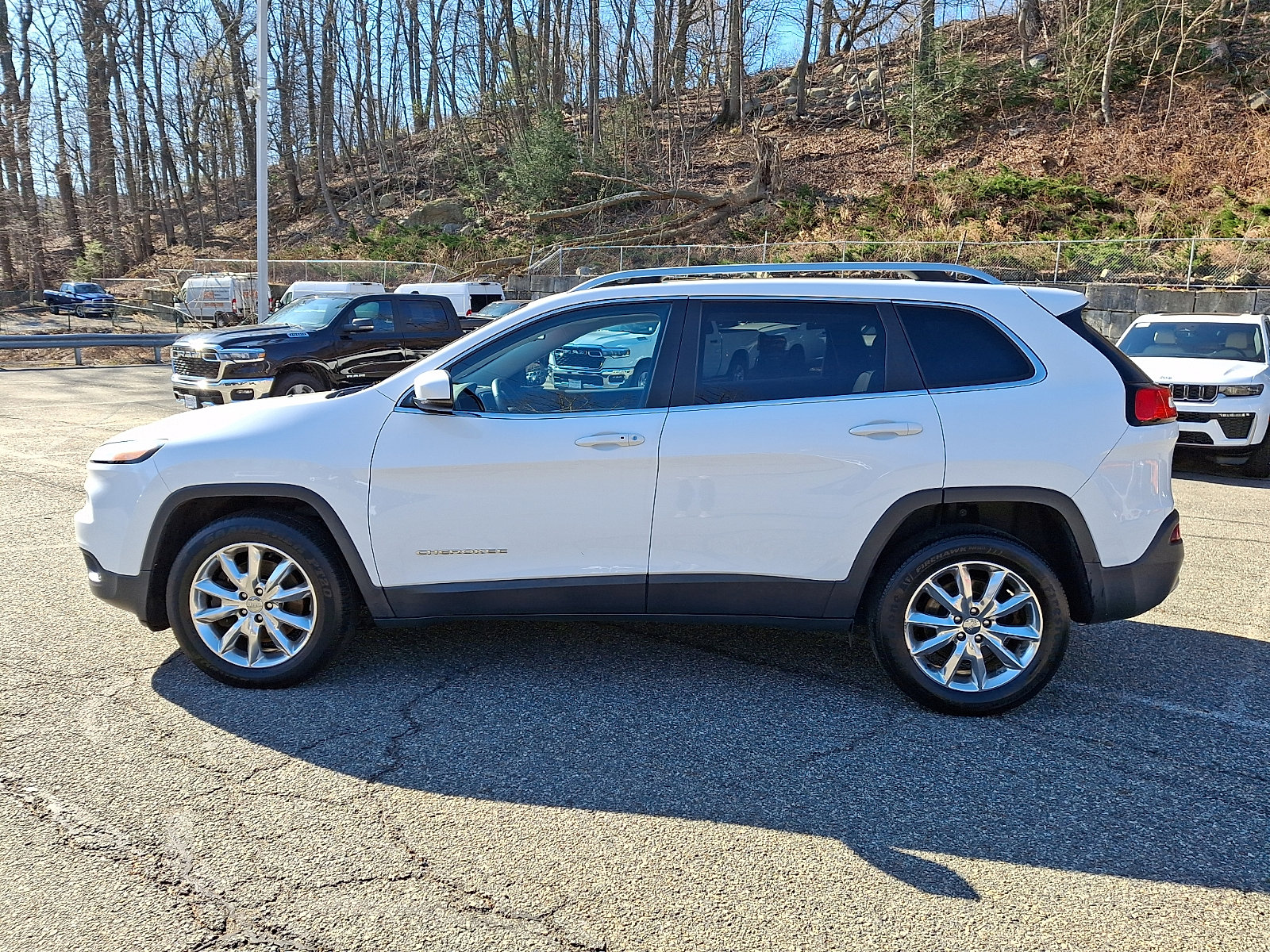 Certified 2016 Jeep Cherokee Limited w/ Luxury Group image 4