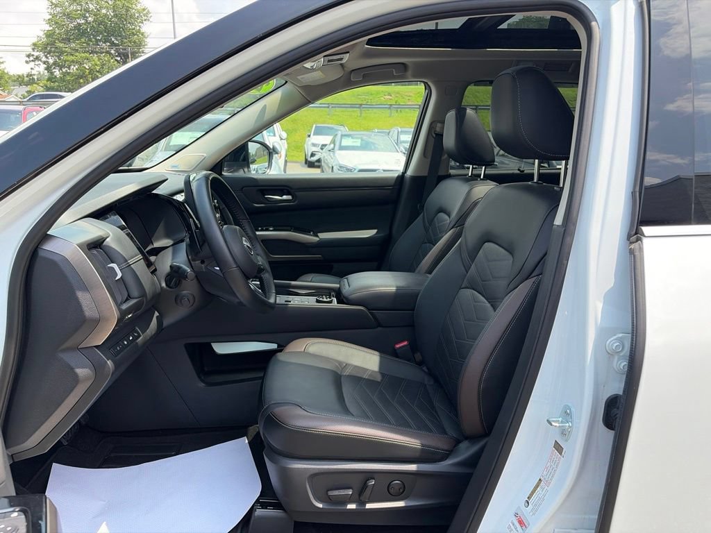 Used 2025 Nissan Pathfinder Platinum AWD/4WD image 12