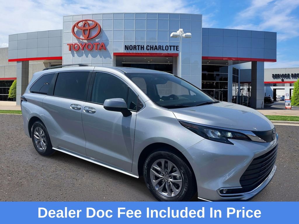 Used 2024 Toyota Sienna XLE FWD image 1