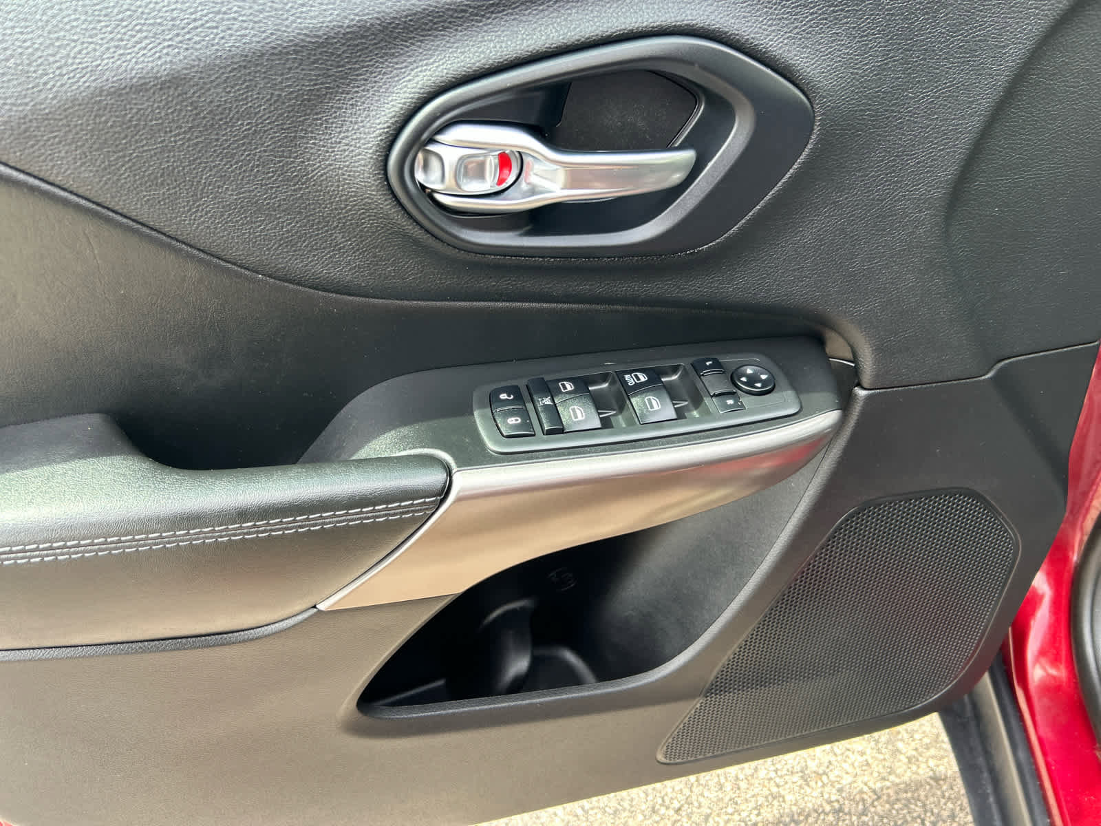 Used 2019 Jeep Cherokee Latitude w/ Popular Appearance Group FWD image 10