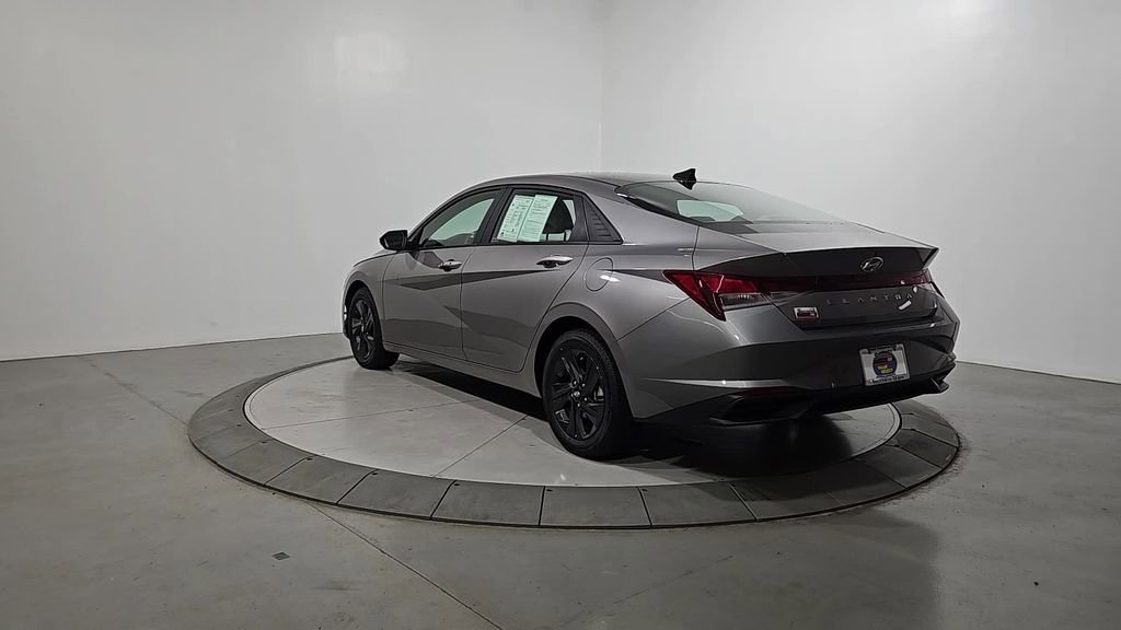 Used 2023 Hyundai Elantra SEL w/ Cargo Package FWD image 3