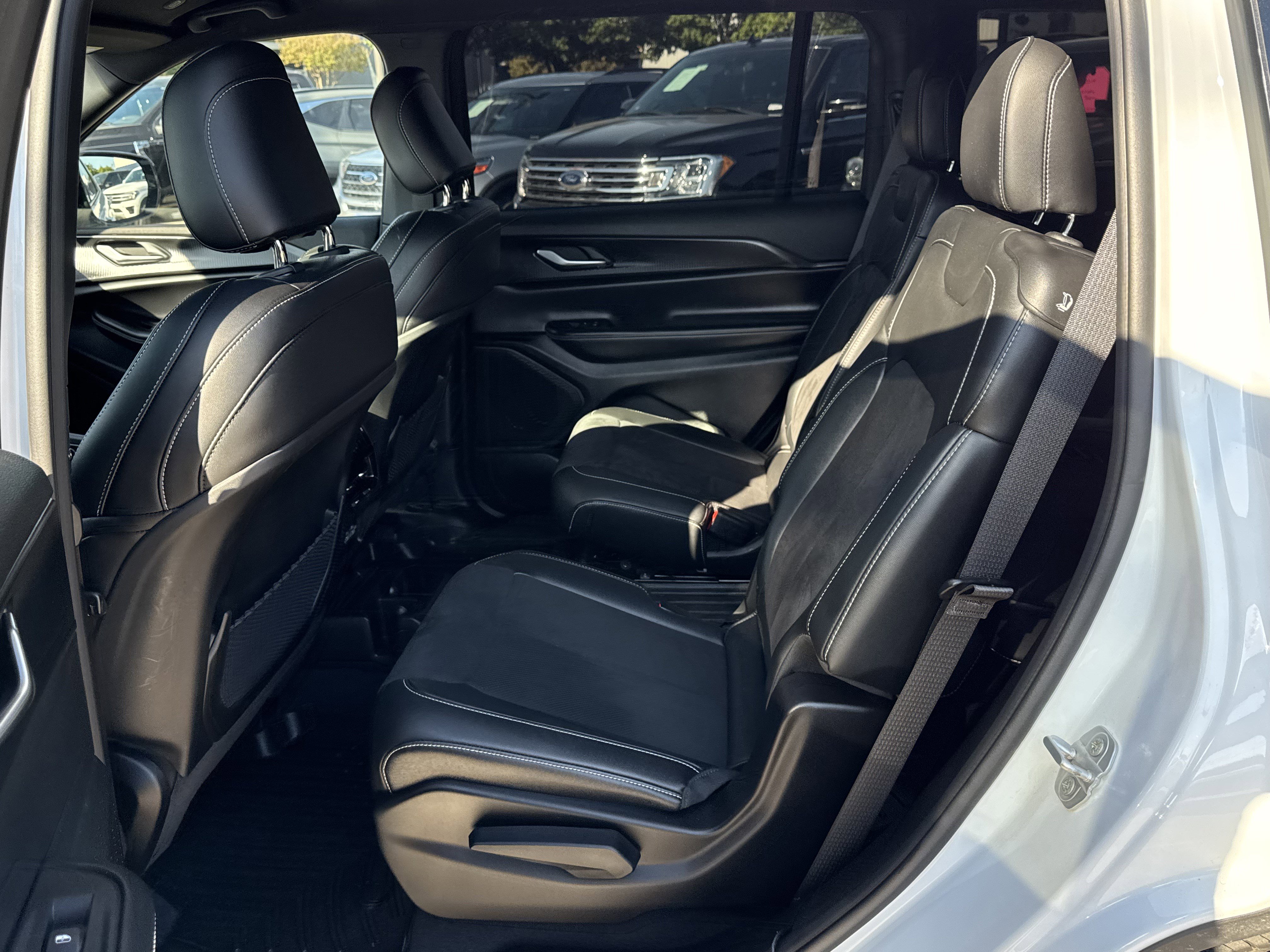 Used 2024 Jeep Grand Cherokee L Laredo image 13