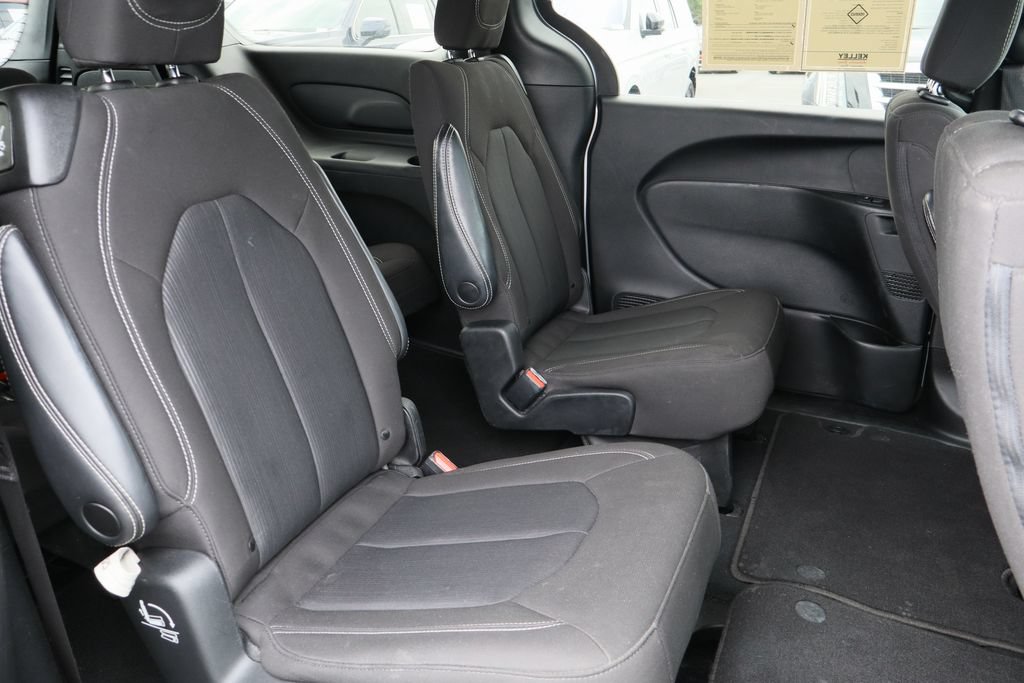 Used 2023 Chrysler Pacifica Touring FWD image 27