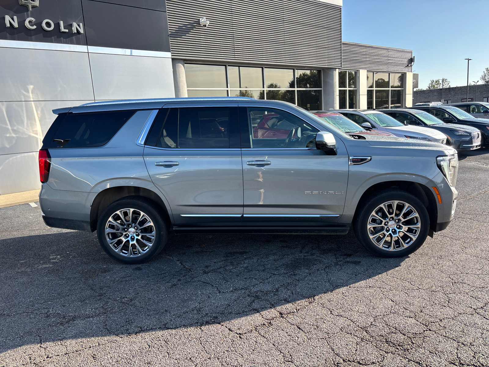 Used 2025 GMC Yukon Denali w/ Sun & Power Step Package AWD/4WD image 8