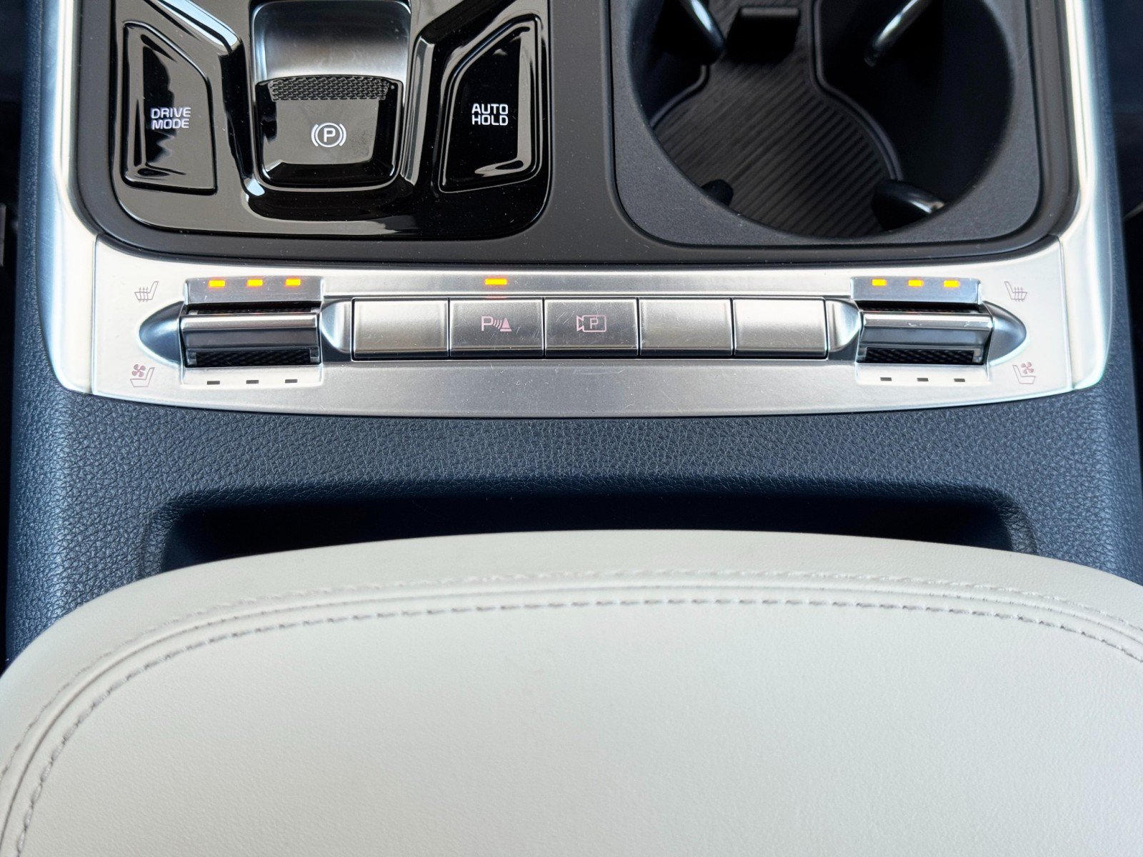 Used 2025 Kia Carnival SX FWD image 34