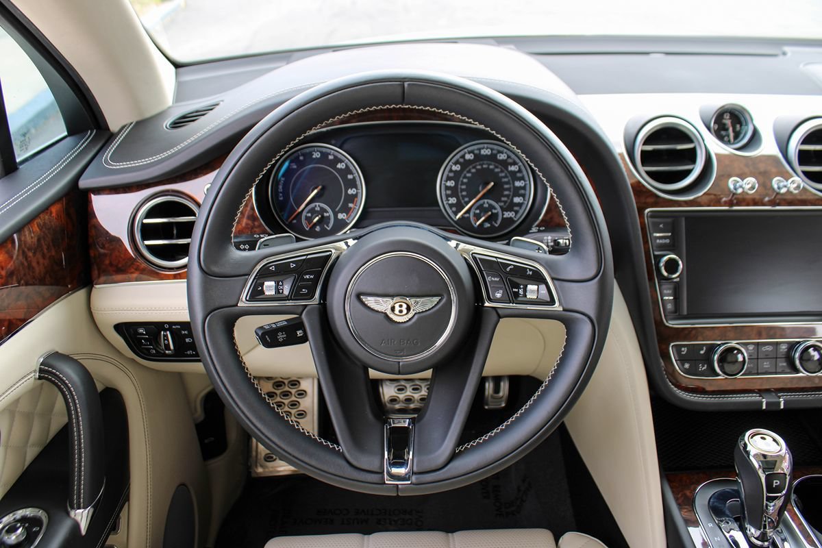 Used 2020 Bentley Bentayga Plug-In Hybrid AWD/4WD image 25