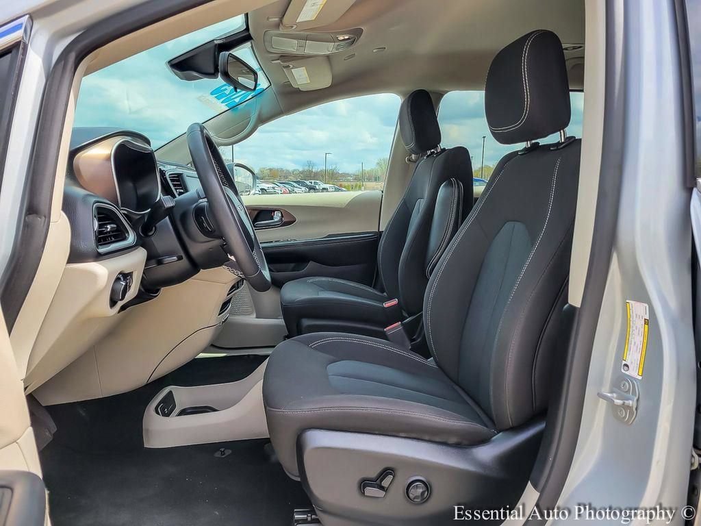 Used 2023 Chrysler Voyager LX FWD image 8