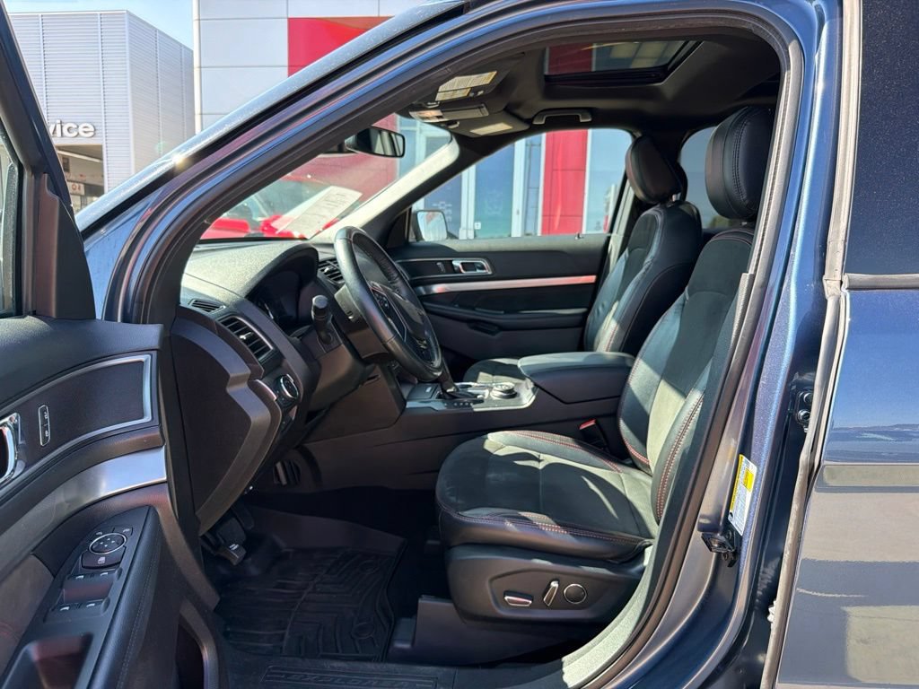 Used 2018 Ford Explorer XLT w/ Equipment Group 202A AWD/4WD image 14