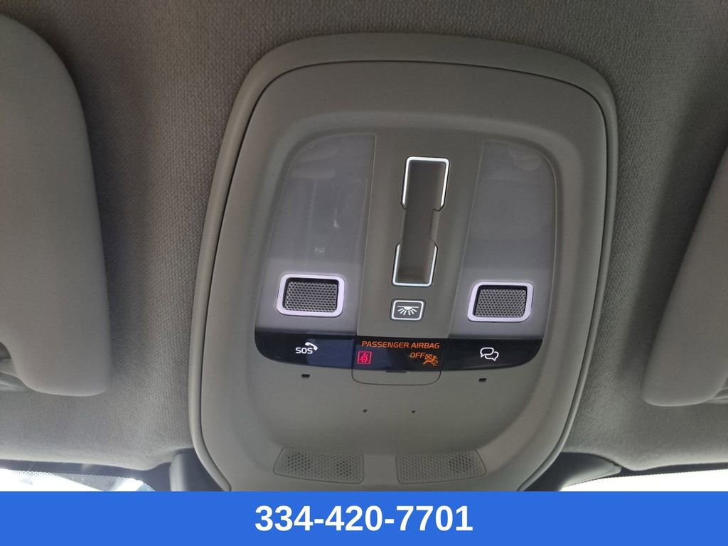 Certified 2023 Volvo XC40 B5 Ultimate w/ Protection Package Premier image 31