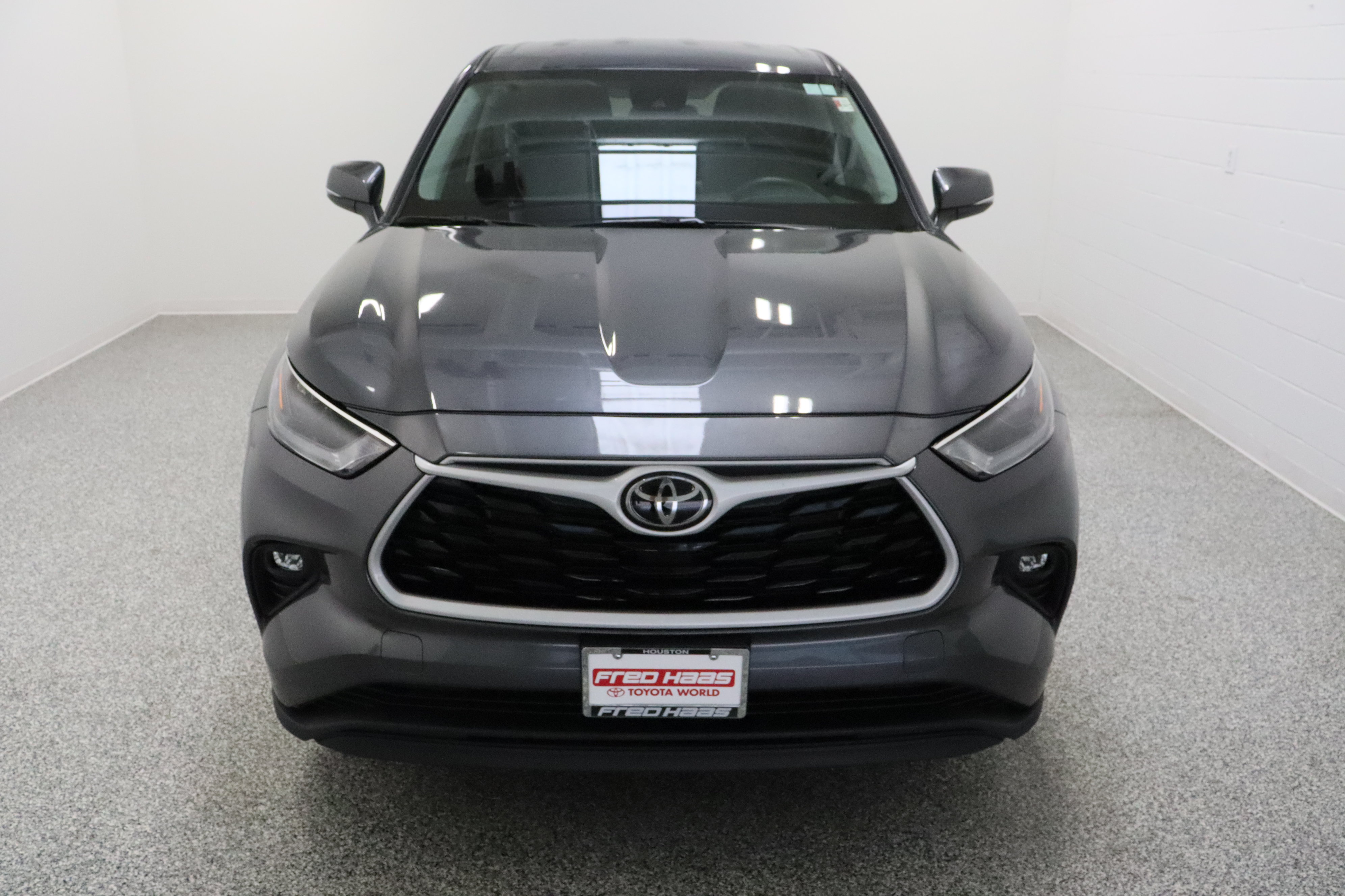 Used 2025 Toyota Highlander LE FWD image 3