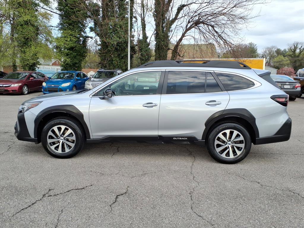Used 2023 Subaru Outback Premium image 7