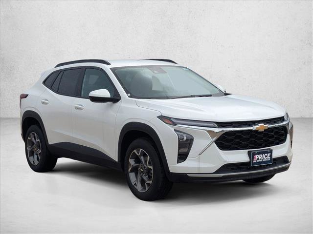 Used 2025 Chevrolet Trax LT FWD image 3