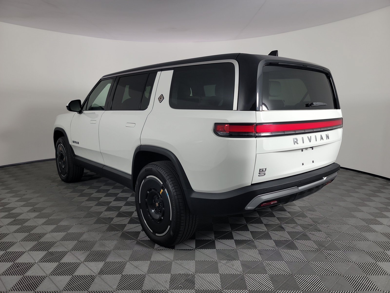 Used 2025 Rivian R1S Adventure AWD/4WD image 3