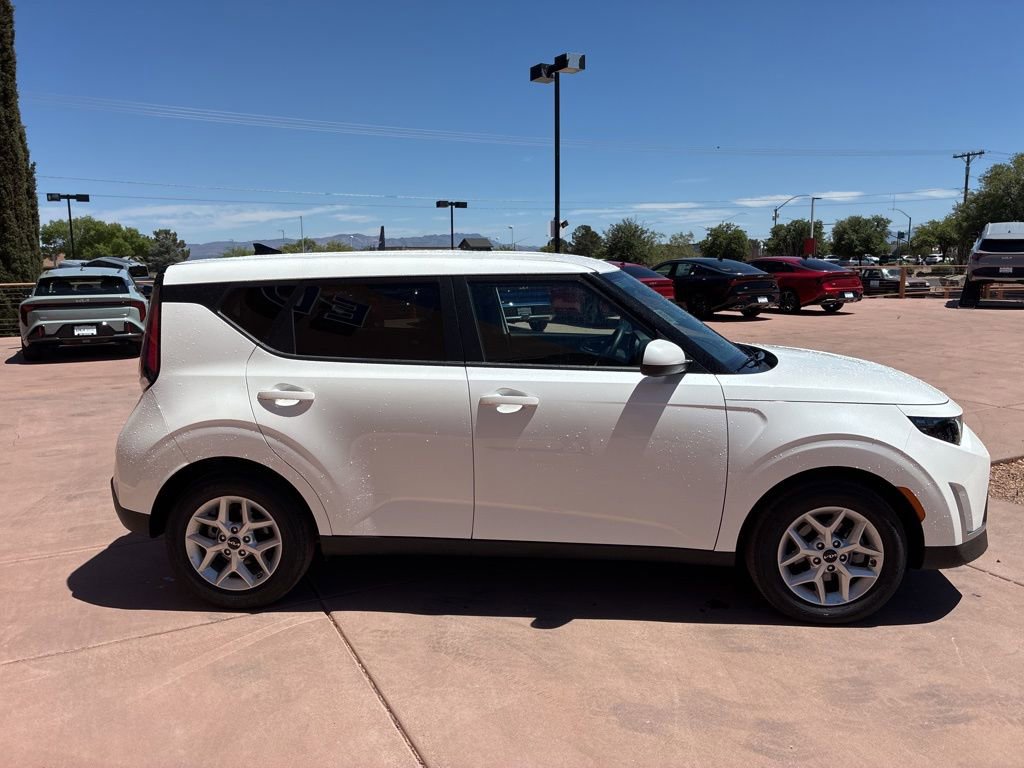 Used 2025 Kia Soul LX FWD image 9