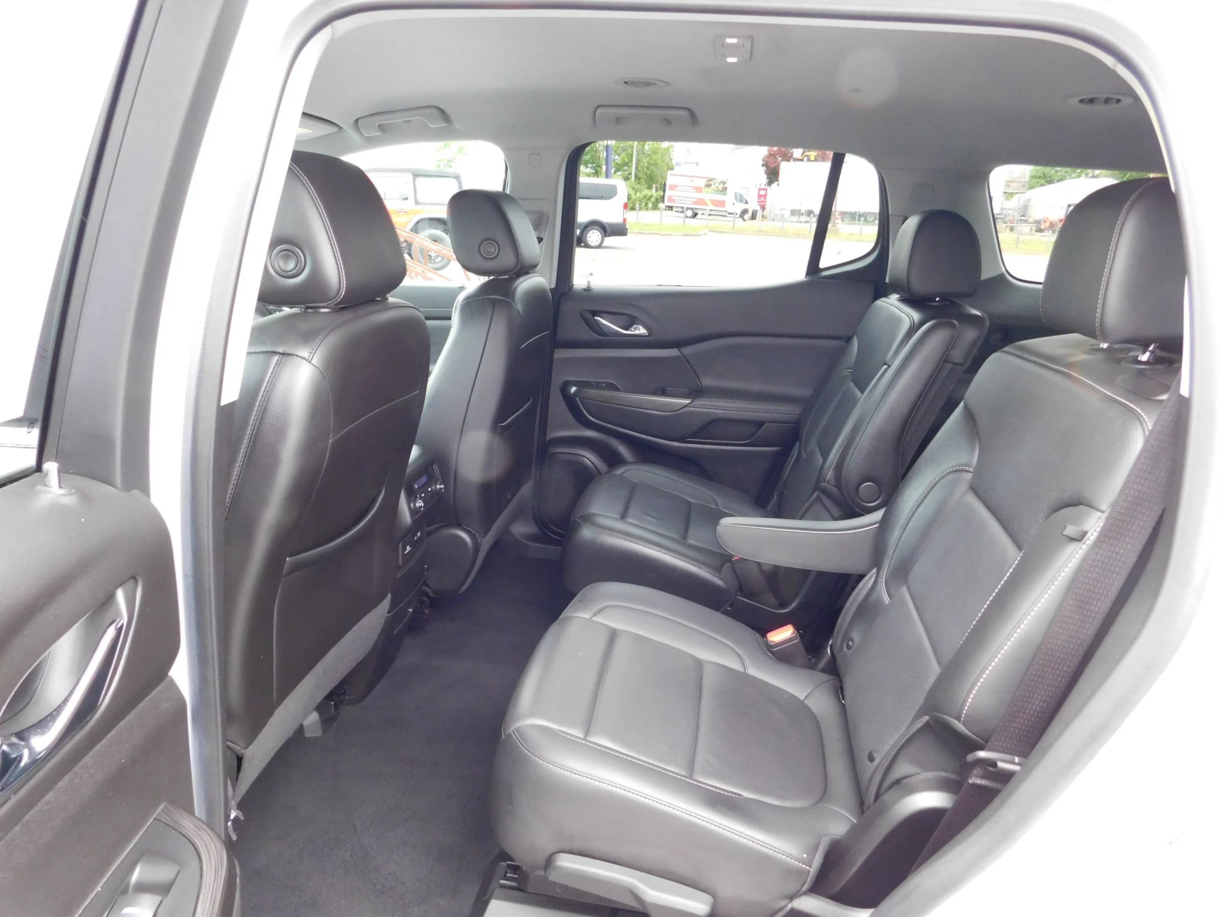Used 2023 GMC Acadia SLT FWD image 12
