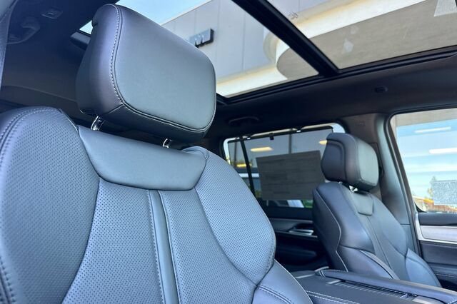 New 2025 Jeep Wagoneer Series II w/ Convenience Group I AWD/4WD image 14