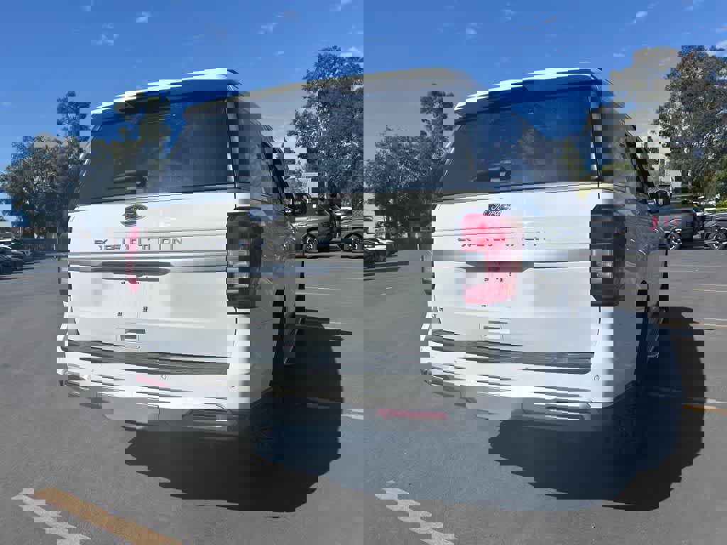 Used 2023 Ford Expedition XLT AWD/4WD image 3