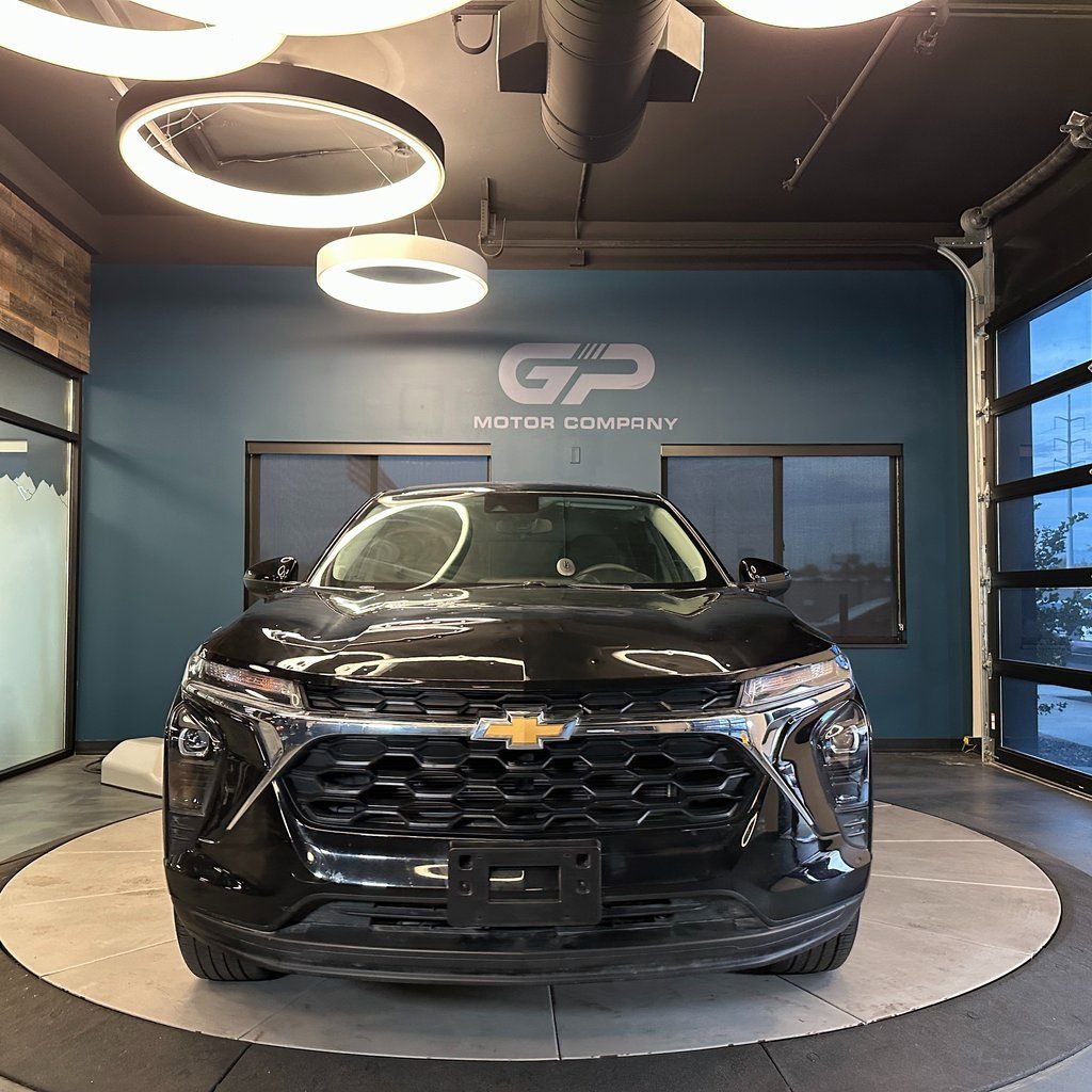 Used 2025 Chevrolet Trax LS w/ LS Convenience Package image 8