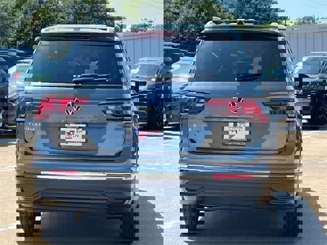 Used 2022 Volkswagen Tiguan SE w/ Panoramic Sunroof Package image 7