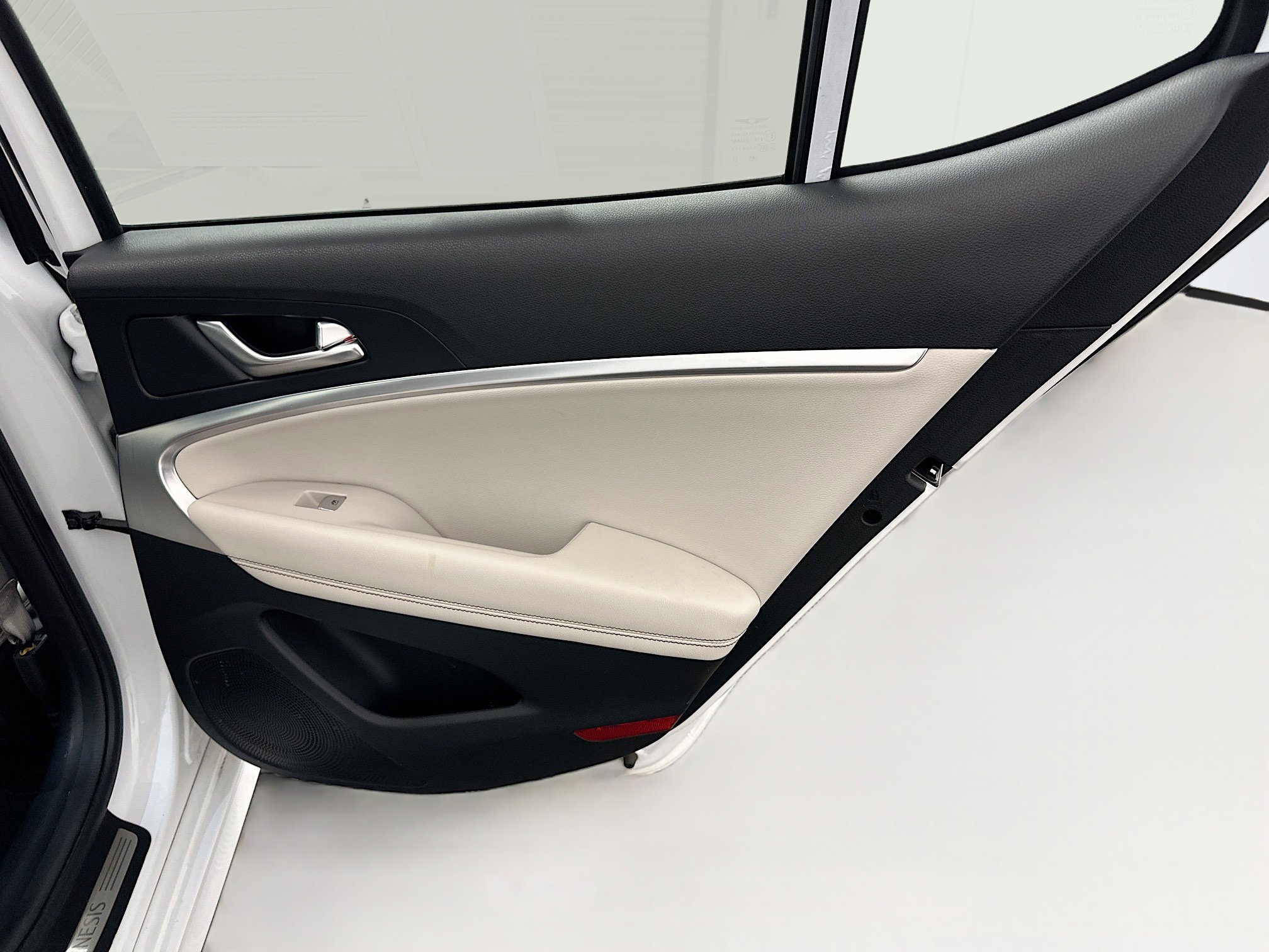 Used 2025 Genesis G70 2.5T image 31