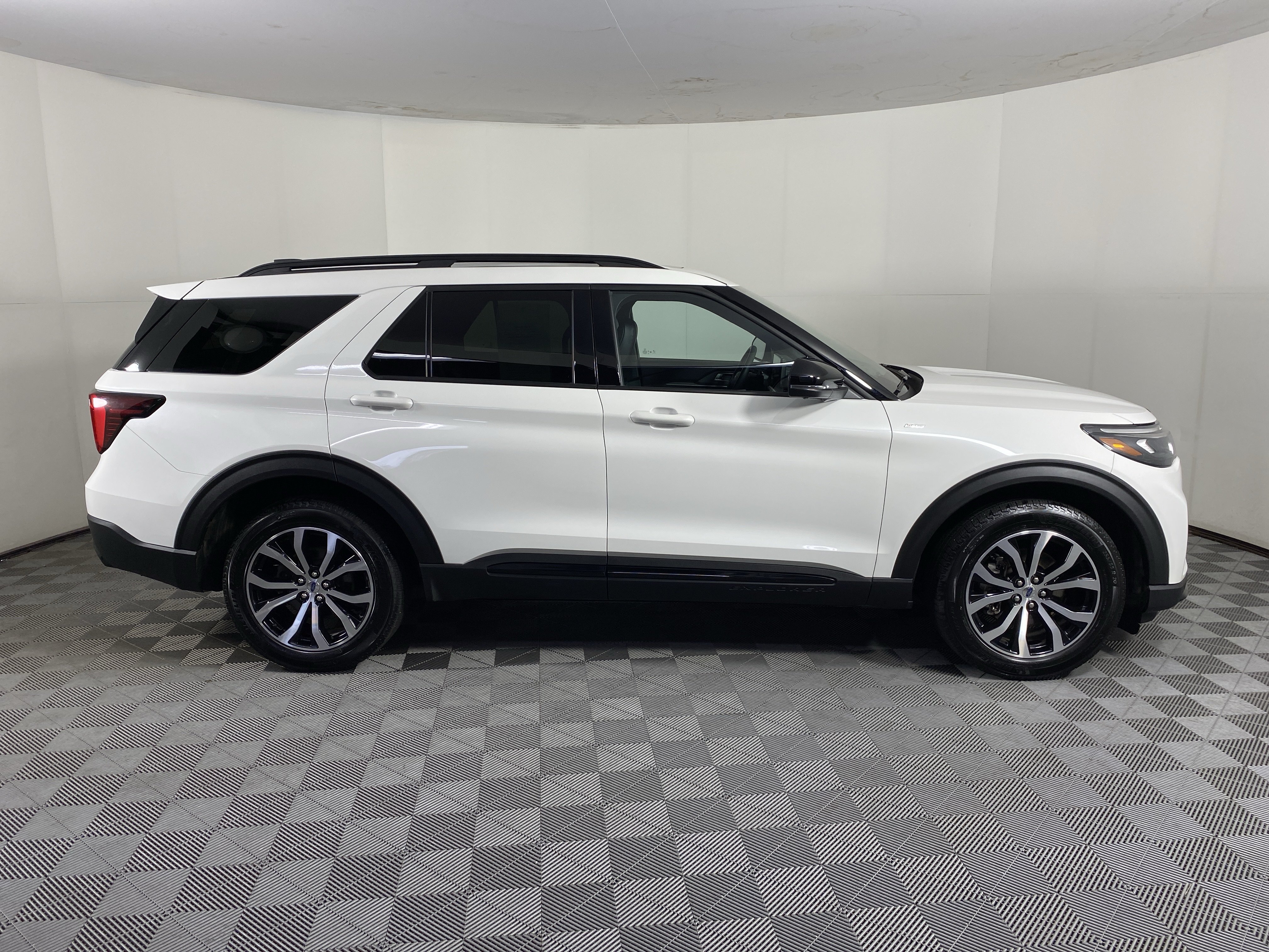 Used 2025 Ford Explorer ST-Line AWD/4WD image 7