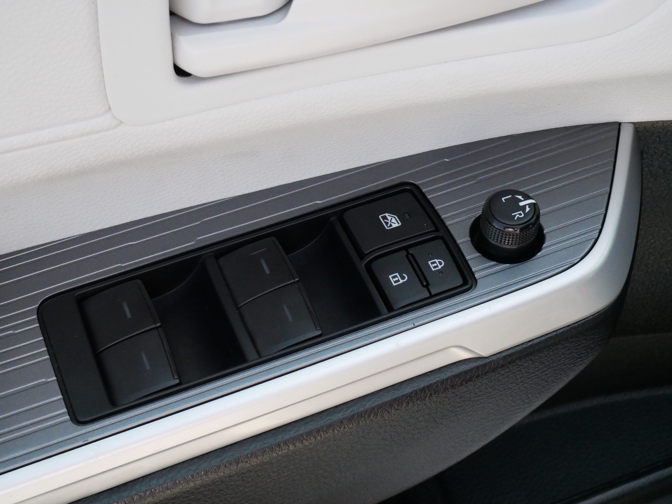 Certified 2025 Toyota Sienna LE FWD image 19