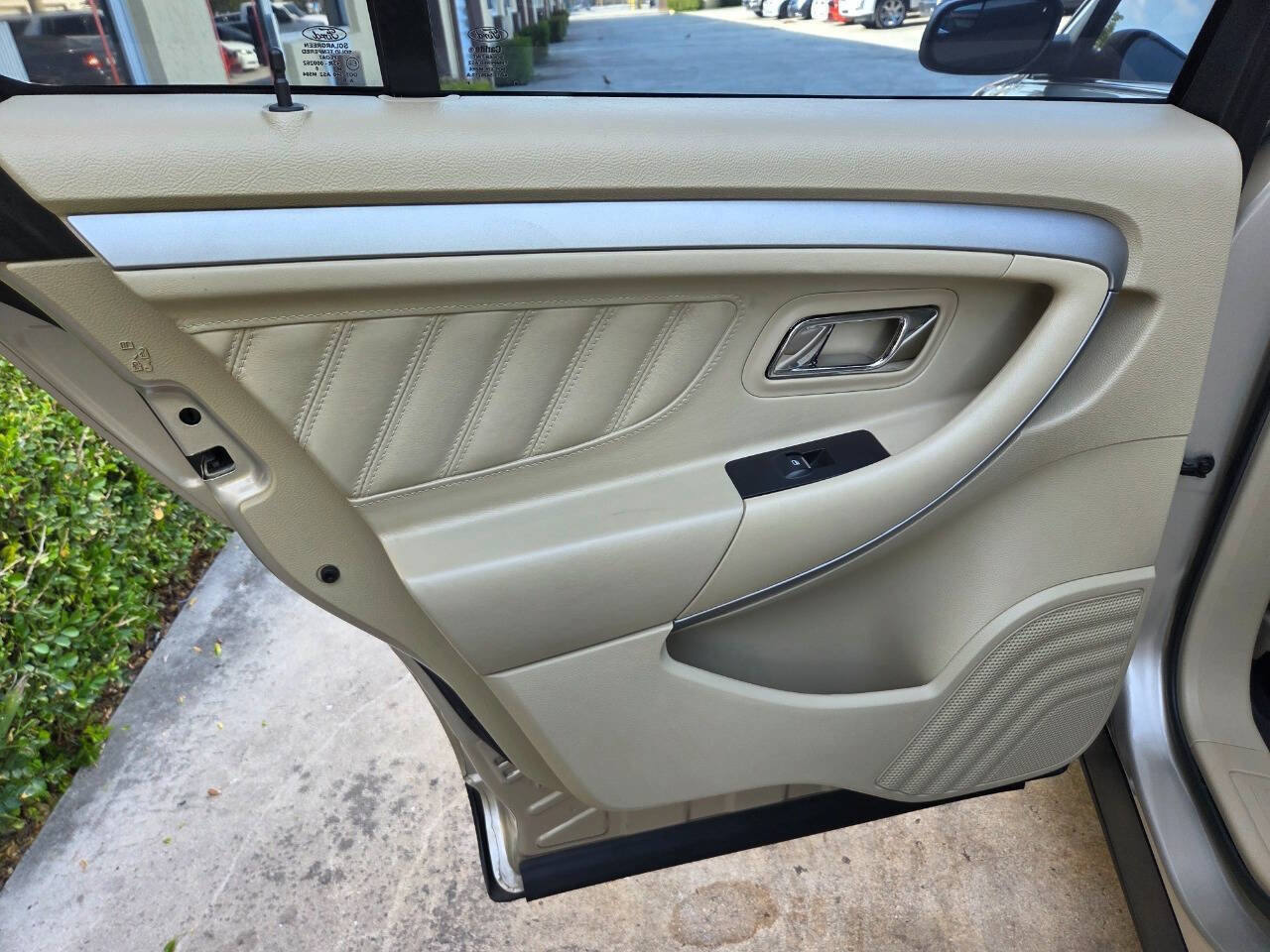 Used 2018 Ford Taurus SE FWD image 12