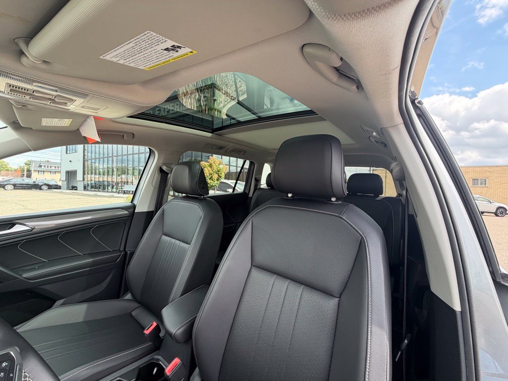 Used 2023 Volkswagen Tiguan SE w/ Panoramic Sunroof Package AWD/4WD image 8